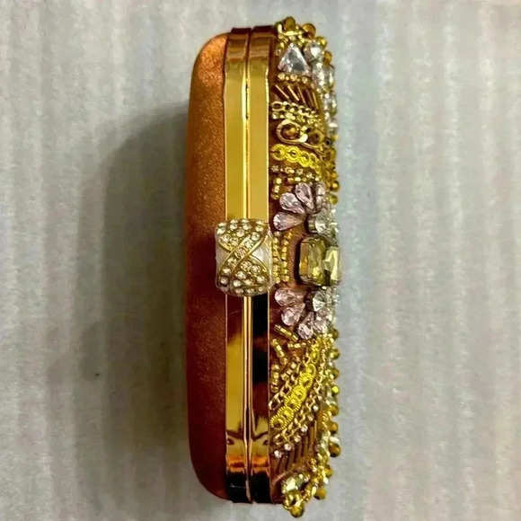 CYNTHIA BEADED EMBROIDERY CLUTCH BAG

NEW - Picture 3 of 5